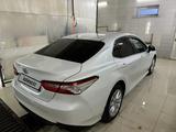 Toyota Camry 2021 года за 13 600 000 тг. в Уральск – фото 3
