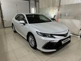 Toyota Camry 2021 года за 13 600 000 тг. в Уральск – фото 2