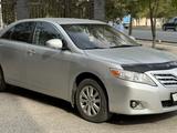 Toyota Camry 2010 года за 6 100 000 тг. в Атырау – фото 2