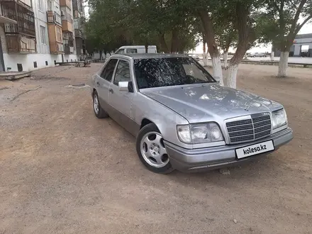 Mercedes-Benz E 320 1994 года за 2 700 000 тг. в Байконыр – фото 2