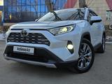 Toyota RAV4 2021 года за 16 300 000 тг. в Актобе