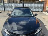 Toyota Camry 2019 года за 13 500 000 тг. в Астана – фото 2