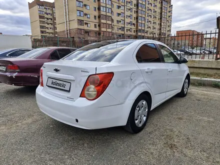 Chevrolet Aveo 2014 года за 2 800 000 тг. в Актобе – фото 4