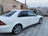 Mercedes-Benz C 180 2001 года за 3 100 000 тг. в Уральск – фото 2
