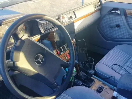 Mercedes-Benz E 220 1992 года за 1 400 000 тг. в Жезказган – фото 2