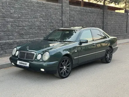 Mercedes-Benz E 320 1997 года за 2 700 000 тг. в Алматы