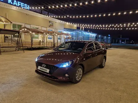 Hyundai Solaris 2021 года за 8 200 000 тг. в Актау – фото 2