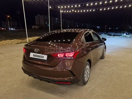 Hyundai Solaris 2021 года за 8 200 000 тг. в Актау – фото 4