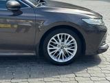 Toyota Camry 2018 года за 14 350 000 тг. в Экибастуз – фото 2