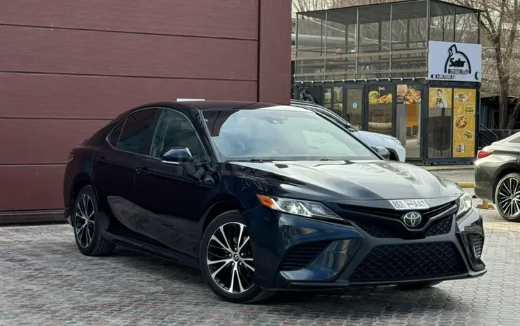 Toyota Camry 2017 годаfor9 900 000 тг. в Атырау