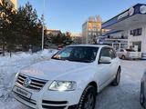 Volkswagen Touareg 2006 года за 6 500 000 тг. в Астана – фото 2