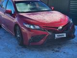 Toyota Camry 2021 года за 10 000 000 тг. в Актобе – фото 2