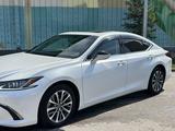 Lexus ES 250 2022 года за 25 700 000 тг. в Алматы – фото 2