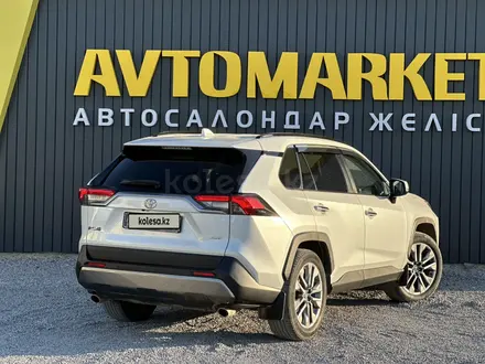 Toyota RAV4 2020 года за 14 850 000 тг. в Актобе – фото 3