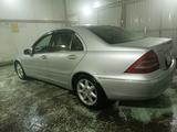 Mercedes-Benz C 240 2001 года за 3 600 000 тг. в Усть-Каменогорск – фото 4