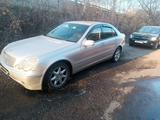 Mercedes-Benz C 240 2001 года за 3 800 000 тг. в Усть-Каменогорск – фото 2