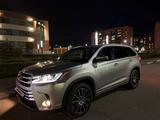 Toyota Highlander 2017 годаүшін18 500 000 тг. в Петропавловск
