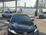 Toyota Camry 2019 года за 14 600 000 тг. в Алматы – фото 2