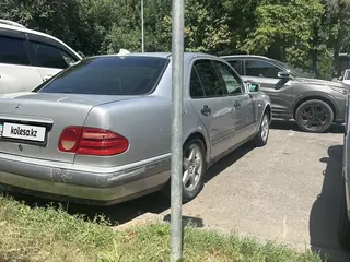 Mercedes-Benz E 230