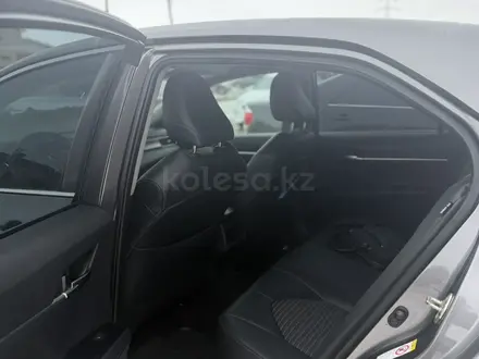 Toyota Camry 2019 года за 8 500 000 тг. в Актобе – фото 2