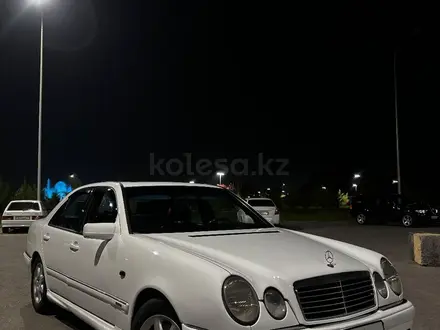 Mercedes-Benz E 320 1997 года за 2 700 000 тг. в Астана – фото 2
