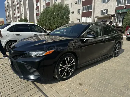 Toyota Camry 2019 года за 10 500 000 тг. в Актобе