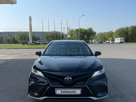 Toyota Camry 2021 года за 18 200 000 тг. в Аксай