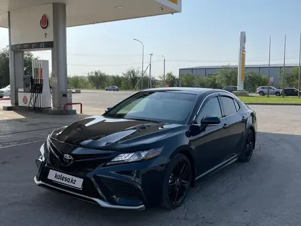 Toyota Camry 2021 года за 18 200 000 тг. в Аксай – фото 2