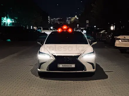 Lexus ES 250 2018 года за 22 000 000 тг. в Алматы – фото 3