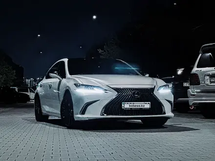 Lexus ES 250 2018 года за 22 000 000 тг. в Алматы