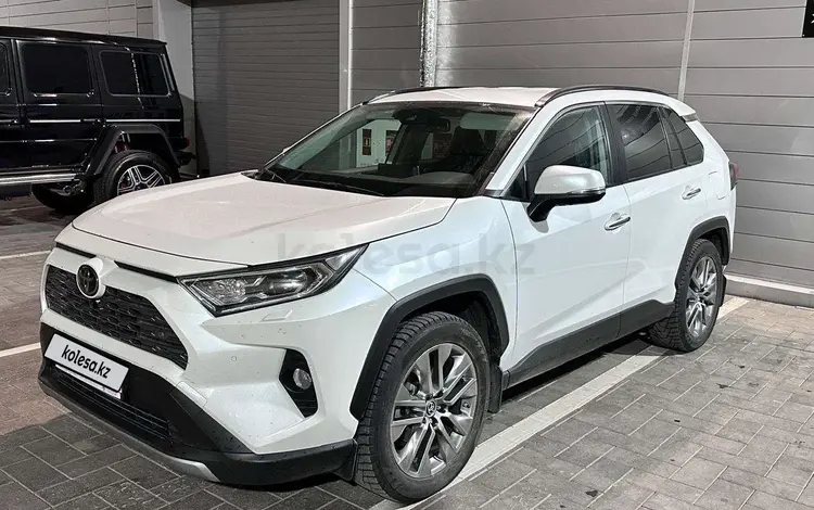 Toyota RAV4 2021 года за 17 200 000 тг. в Астана