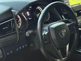 Toyota Camry 2021 года за 15 200 000 тг. в Шымкент – фото 2