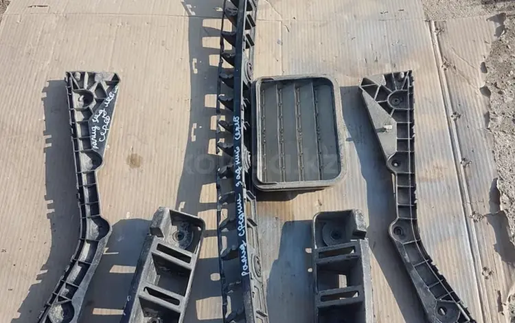 Задние салазки правый, левый и средний на Skoda Rapid 2012-2017 за 5 000 тг. в Алматы