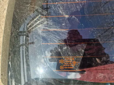 Б/у оригинальное стекло крышки багажника. за 70 000 тг. в Актобе – фото 3
