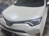 Toyota RAV4 2018 года за 14 500 000 тг. в Атырау – фото 2