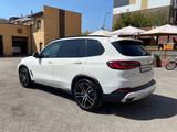 BMW X5 2021 года за 49 500 000 тг. в Караганда – фото 2