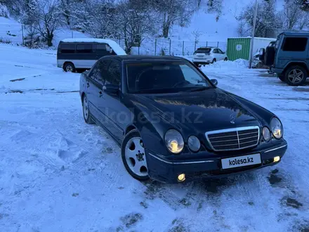 Mercedes-Benz E 320 1999 года за 4 300 000 тг. в Алматы – фото 2