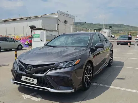 Toyota Camry 2020 года за 8 300 000 тг. в Алматы – фото 2