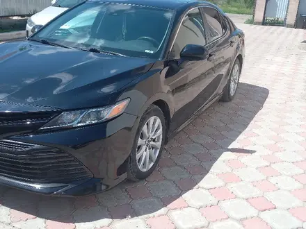 Toyota Camry 2019 года за 9 500 000 тг. в Актобе – фото 2