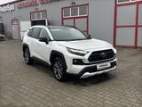 Toyota RAV4 2024 года за 17 800 000 тг. в Актобе