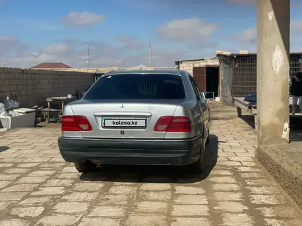 Mercedes-Benz E 230 1995 года за 1 800 000 тг. в Жанаозен – фото 4