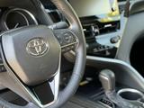 Toyota Camry 2023 года за 19 000 000 тг. в Актобе – фото 4