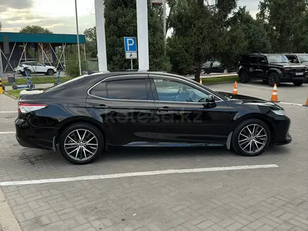 Toyota Camry 2021 года за 16 900 000 тг. в Алматы – фото 3