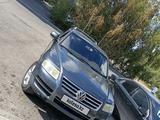 Volkswagen Touareg 2005 года за 4 700 000 тг. в Караганда – фото 2