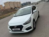 Hyundai Accent 2019 года за 6 350 000 тг. в Актобе – фото 2