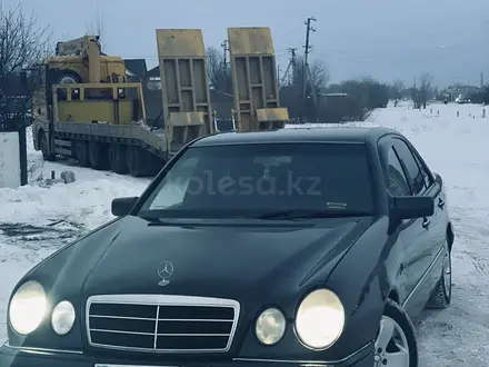 Mercedes-Benz E 320 1996 года за 2 650 000 тг. в Астана – фото 2