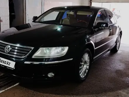 Volkswagen Phaeton 2007 года за 4 000 000 тг. в Атырау – фото 2