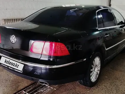 Volkswagen Phaeton 2007 года за 4 000 000 тг. в Атырау – фото 4