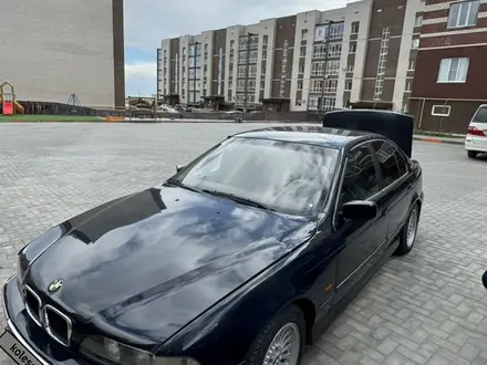 BMW 523 1999 года за 1 999 999 тг. в Актобе – фото 2