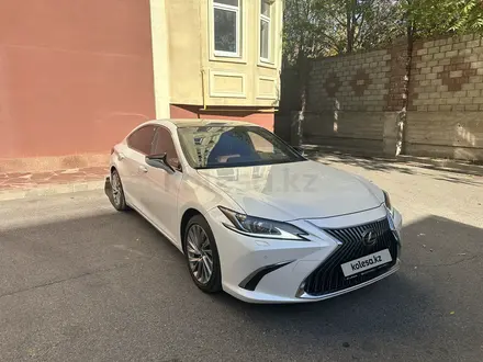 Lexus ES 250 2018 года за 19 900 000 тг. в Алматы